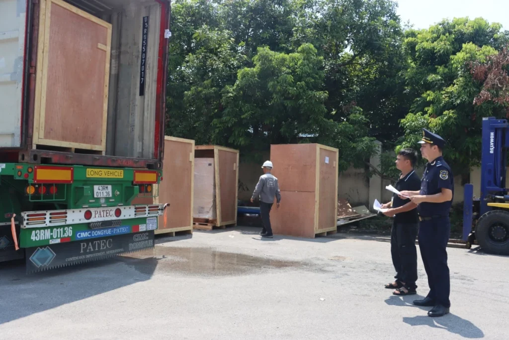 Công chức Hải quan Bắc Giang, Chi cục Hải quan khu vực V kiểm tra hàng hóa xuất nhập khẩu